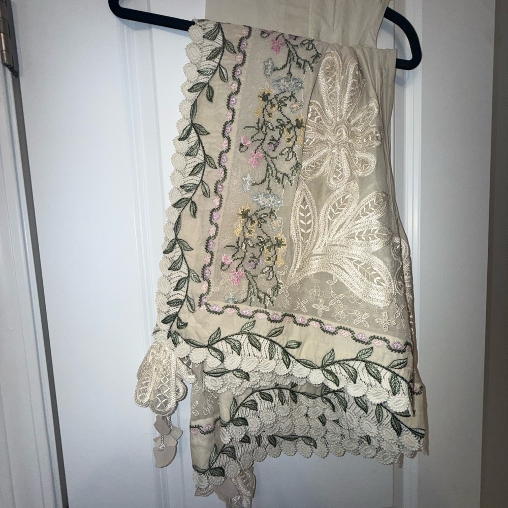 Elegant Cream Embroidered Women Kurta - Picture 6 of 7